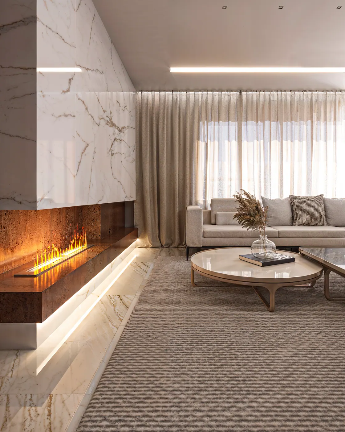 Render 3D de sala de estar com lareira em mármore e sofá claro